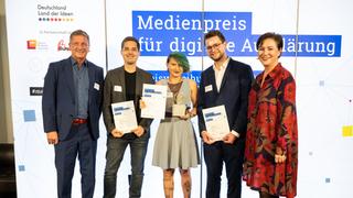Robert, Stevie und Raphael posieren mit dem Medienpreis 2022. (Foto: Deutschland – Land der Ideen/Bernd Brundert)