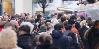 Menschen in einer Einkaufsstraße (Foto: IMAGO / Michael Gstettenbauer)
