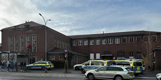 Abgesperrter Bahnhof in Sulzbach nach Messerangriff in einem Regionalzug (Foto: Markus Person/ SR )