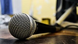 Ein Mikrofon auf einem Tisch (Foto: pixabay/Jordy)