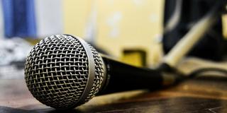Ein Mikrofon auf einem Tisch (Foto: pixabay/Jordy)