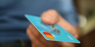 Jemand hält eine Kreditkarte in der Hand (Foto: pixabay.com/jarmoluk)