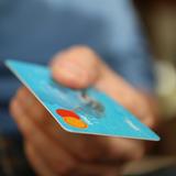 Jemand hält eine Kreditkarte in der Hand (Foto: pixabay.com/jarmoluk)
