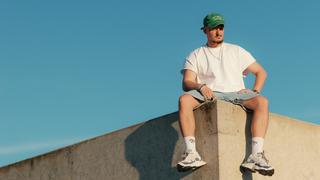 Montez sitzt auf einem sandsteinfarbenen Gebäude vor blauem Himmel.  (Foto: @kesterday)