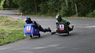 Zwei Teilnehmer beim Mülltonnenrennen in der Eifel. (Foto: Pressefoto/Bernd Wienand )