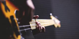 Jemand spielt auf einer Gitarre (Foto: pixabay.com/Pexels)