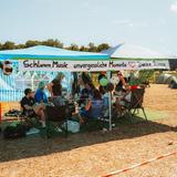 Zwei Pavillions, unter dem Menschen mit Campingstühlen sitzen.  (Foto: MXM Photo)