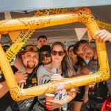Eine Gruppe von Menschn macht ein Foto, alle schauen durch einen Bilderrahmen (Foto: MXM Photo)