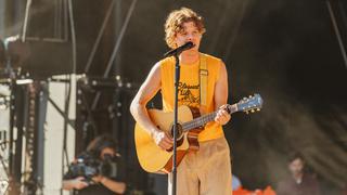 Ein Mann mit Gitarre auf der Bühne (Foto: MXM Photo)