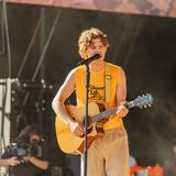 Ein Mann mit Gitarre auf der Bühne (Foto: MXM Photo)