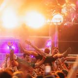 zwei Männer werden vom Publikum getragen (Foto: MxM Photo)