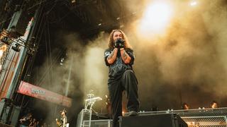 ein Mann singt ins Mikorfon (Foto: MxM Photo)