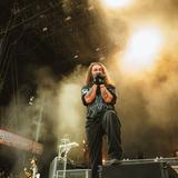 ein Mann singt ins Mikorfon (Foto: MxM Photo)