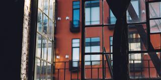Blick auf die Wohnung gegenüber durch ein offenes Fenster (Foto: pixabay.com)