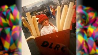 Ein Kind mit einem roten Hut. Drumherum sind selbstgebastelte große Pommes und eine Tüte. (Foto: privat)