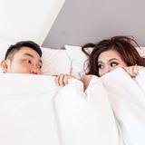 Ein Paar liegt im Bett unter einer Decke (Foto: pixabay.com)