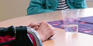 Ältere Menschen sitzen beisammen an einem Tisch (Foto: SR)