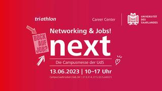 Rotes Banner mit dem Schriftzug "next- die Campusmesse der UdS". (Foto: Career Center/Universität des Saarlandes)