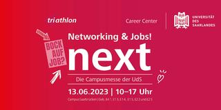 Rotes Banner mit dem Schriftzug "next- die Campusmesse der UdS". (Foto: Career Center/Universität des Saarlandes)