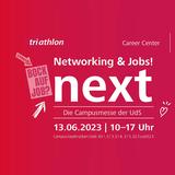 Rotes Banner mit dem Schriftzug "next- die Campusmesse der UdS". (Foto: Career Center/Universität des Saarlandes)
