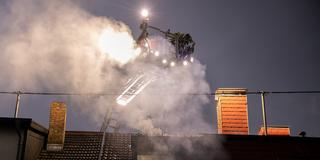 Rauch steigt aus dem Fenster eines brennenden Hauses in Neunkirchen (Foto: Christopher Benkert (Feuerwehr Neunkirchen))