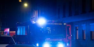 Das Einsatzfahrzeug der Neunkircher Feuerwehr steht mit Blaulicht in der Straße. (Foto: Christopher Benkert / Feuerwehr Neunkirchen)