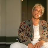 Ein Mann mit Pflaster im Gesicht sitzt fertig auf einem Stuhl. (Foto: © Warner Bros. Entertainment Inc.)