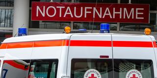 Das Schild der Notaufnahme mit einem Krankenwagen davor (Foto: dpa)