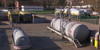 Öltanks stehen auf einem Gelände.  (Foto: SR Fernsehen)