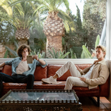 Die zwei DJs von Ofenbach auf einem Sofa mit Palmen im Hintergrund (Foto: SR)
