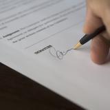 Unterschrift eines Vertrages (Foto: pixabay)