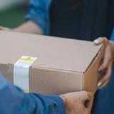 Jemand bekommt ein Paket (Foto: unsplash.com)