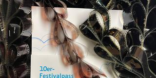 Verkaufsstart der Festivalpässe und Gutscheine. Pass mit Filmstreifen. (Foto: ffmop)