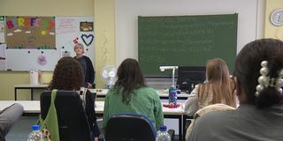 Eine Lehrkraft und Schüler der SHG Pflegeschule in Merzig im Unterricht.  (Foto: SR)