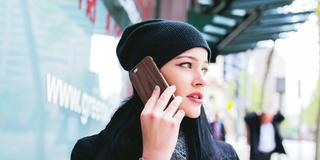 Eine junge Frau telefoniert mit ihrem Smartphone (Foto: pixabay/Free-Photos)