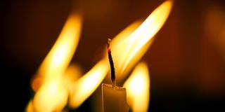Brennende Kerzen verlieren sich in ihrem Schein (Foto: pixabay/Engin Akyurt)