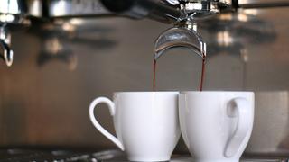 In zwei Tassen läuft Espresso rein. (Foto: pixabay/akunnen)