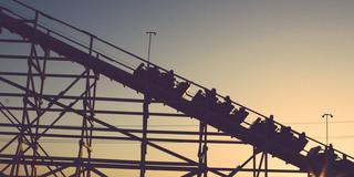 Die Silhouette einer Achterbahn (Foto: pixabay.com/Free-Photos)