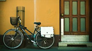Neben einer Haustüre lehnt ein Fahrrad an der Hauswand (Foto: pixabay/MichaelGaida)