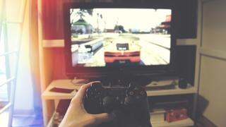 Jemand spielt ein Videospiel auf einer Konsole (Foto: pixabay.com/Pexels)