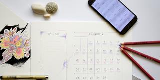 Ein Kalender, ein Smartphone und ein Stift (Foto: pixabay)