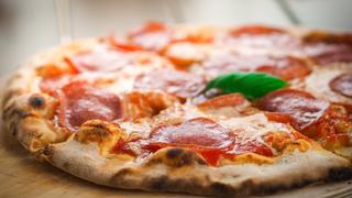 Eine Pizza mit Salami (Foto: pixabay.com/Riedelmeier)