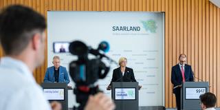 (v.l.n.r.:) Patrik Lauer, Anke Rehlinger und Ulli Meyer bei einer PK von Land und Kommunen in der Staatskanzlei (Foto: Saarland Staatskanzlei)
