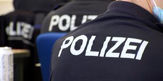 Polizisten sitzen in einem Raum (Foto: SR)