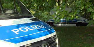 Zwei EInsatzfahrzeuge der Polizei (Foto: SR)