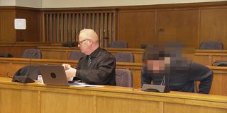 Mordprozess im Landgericht Saarbrücken. Der Angeklagte nimmt neben seinem Rechtsanwalt Platz. (Foto: SR)