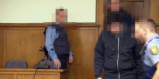 Der Angeklagte im Fall des erschossenen Polizisten in Völklingen betritt den Gerichtssaal (Foto: SR)