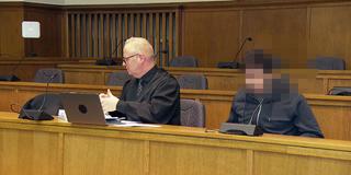 Der Angeklagte im Fall des erschossenen Polizisten in Völklingen sitzt neben seinem Verteidiger vor Gericht (Foto: SR)