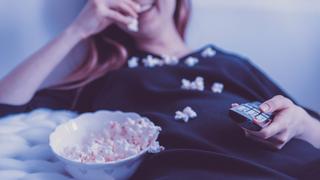 Jemand isst Popcorn (Foto: pixabay.com/JESHOOTS)