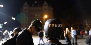 Ein Fotograf mit einem Schutzhelm mit der Aufschrift "Presse" (Foto: IMAGO / Paul-Philipp Braun)